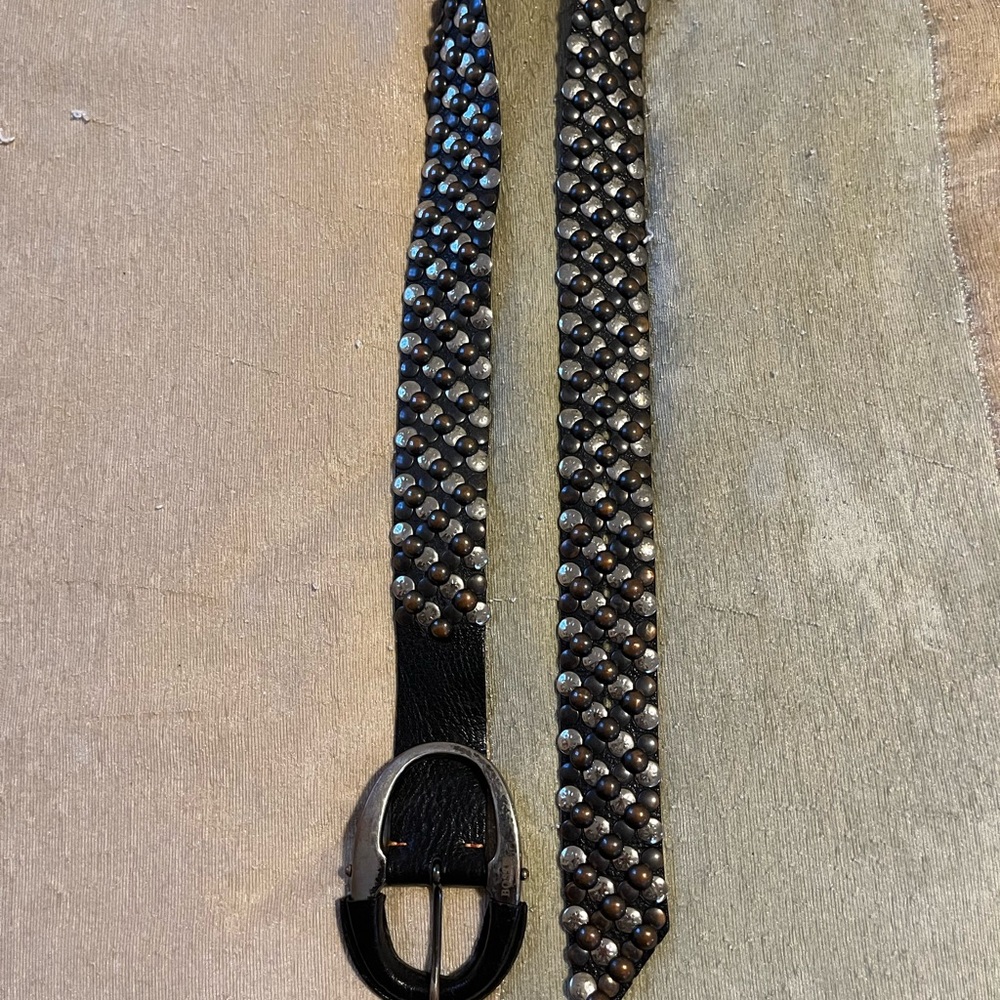 Very unique leather (calf) belt, by Hugo boss. Size m